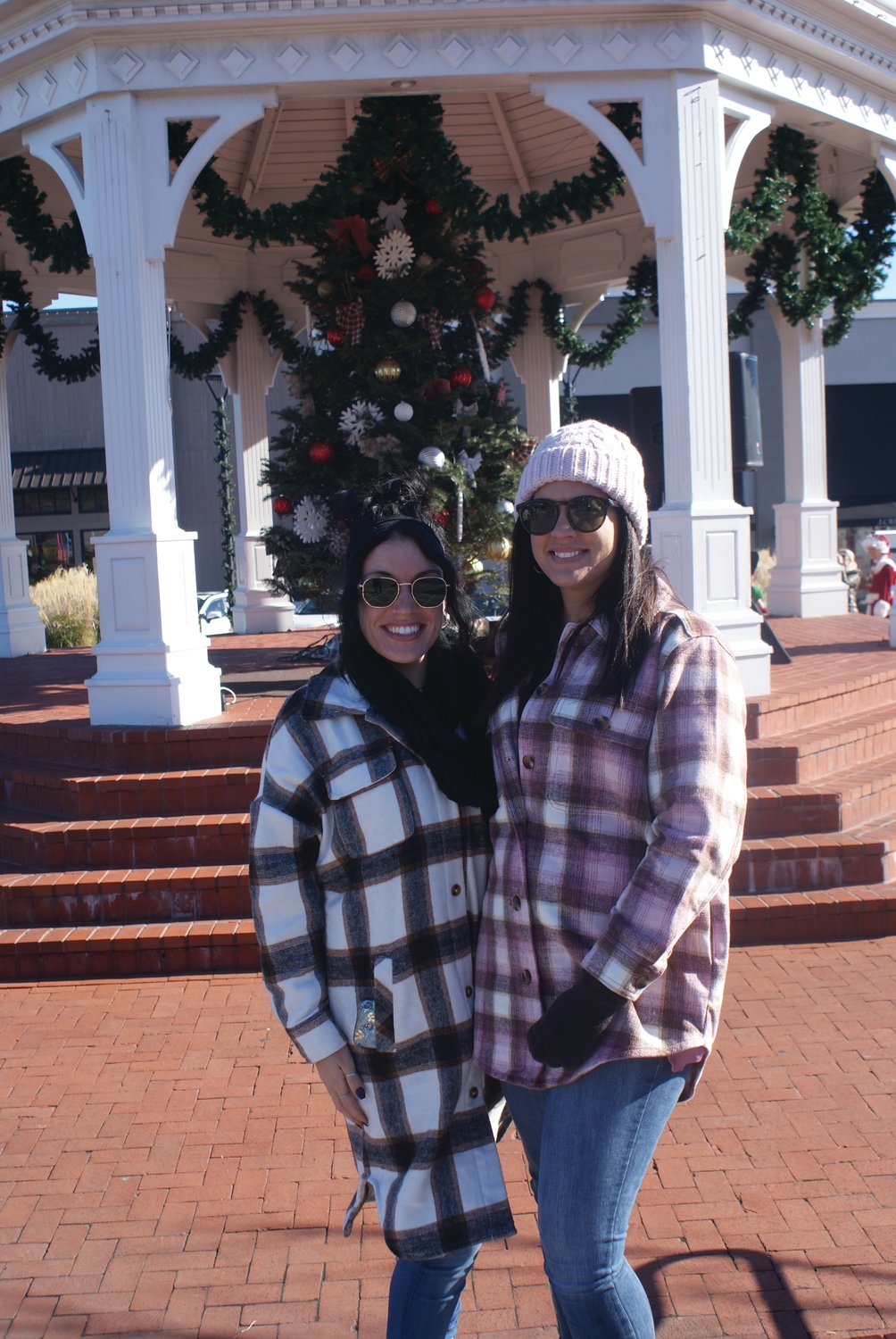 SANTA’S HELPERS: Volunteers Stephanie Morissette and Nicole Campbell assisted with the  hayride.